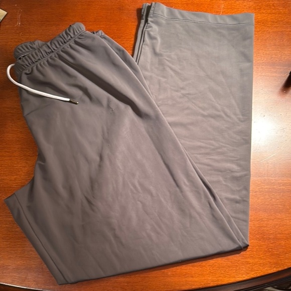 Under Armour Gray, lightweight 100% Polyester Joggers, Size Medium Preowned - Picture 5 of 10